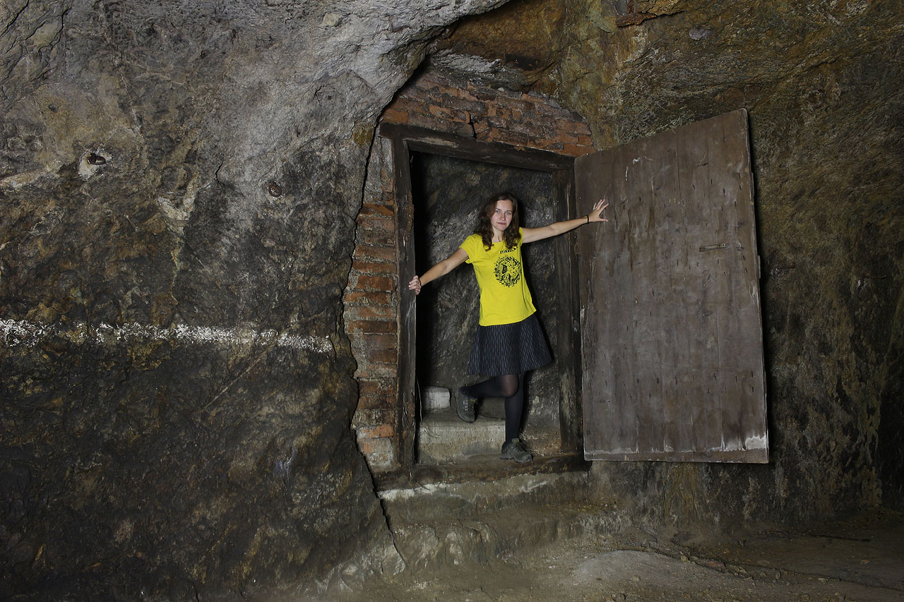 Odvážná školačka otevírá zatuchlé dveře a před jejími zraky se skvěje ve skále vylámaná místnost. Odvážná školačka otevírá zatuchlé dveře a před jejími zraky se skvěje ve skále vylámaná místnost.