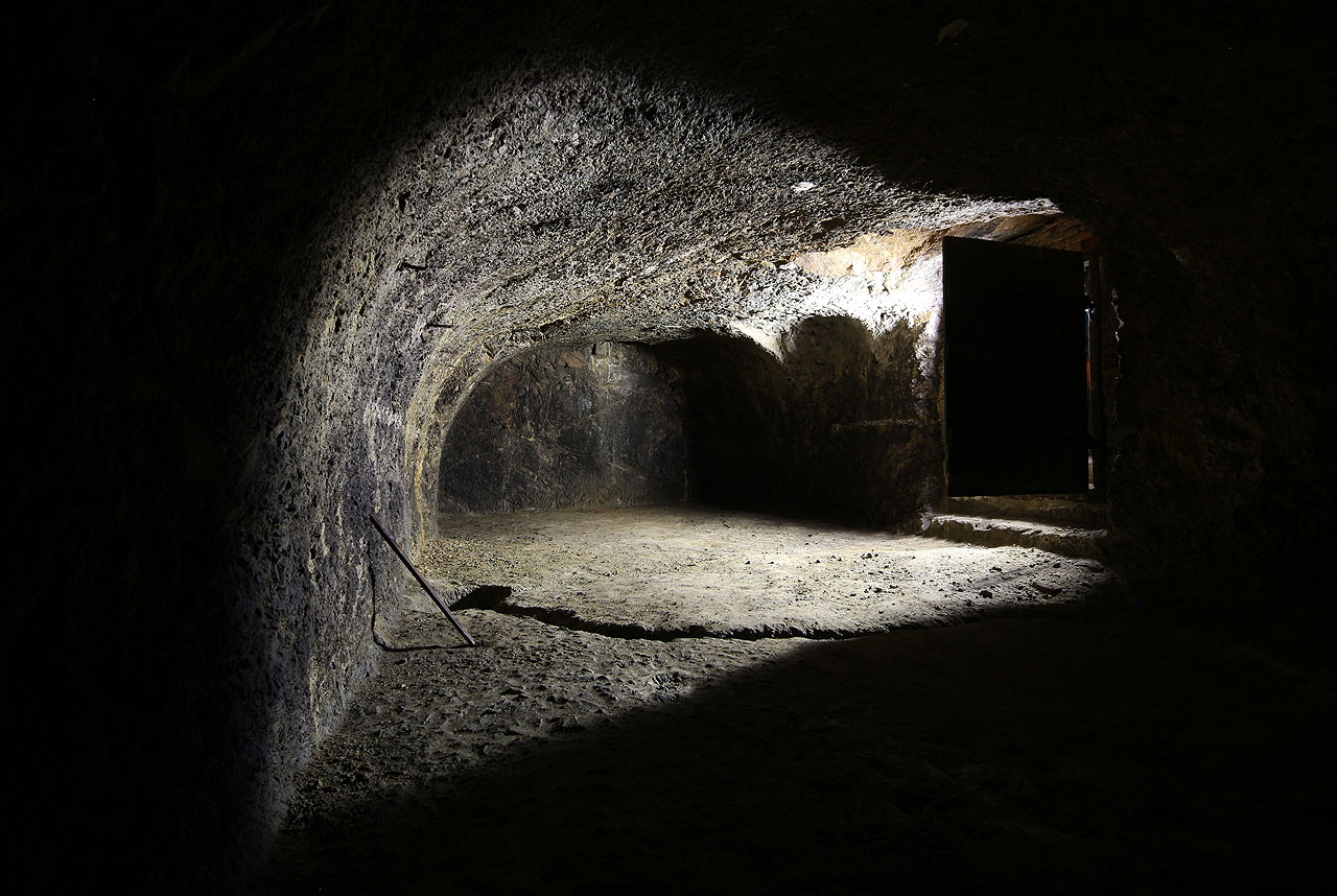 Okolí křižovatky Pekařské a Anenské ulice je zřejmě místem s nejhustší sítí podzemních chodeb v Brně. Kromě sklepů pod nemocnicí, donedávna propojených  s <a href="/Tema/Sklepy nemocnice u sv. Anny">podzemím pod Anenskou ulicí</a> a kdysi snad chodbicí také s <a href="/Tema/Sklepy pod Pekařskou ulicí">podzemím pod uličkou am Annagrund</a>, množstvím <a href="/Tema/Podzemí Fruta Brno">podzemních chodeb pod Pellicovou ulicí</a>, nedalekou <a href="/Tema/Tramvajová štola">tramvajovou štolou</a> nebo <a href="/Tema/Chodba pod Pekařskou ulicí">chodbou spojující domy na obou stranách Pekařské ulice</a> jde ovšem hlavně o prastarou <a href="/Tema/Krysí štola na Špilberku">krysí štolu</a> a tajemné kaverny pod tramvajovou zastávkou, ve kterých při propadu roku 1976 tragicky vyhasl život paní Bartošové.