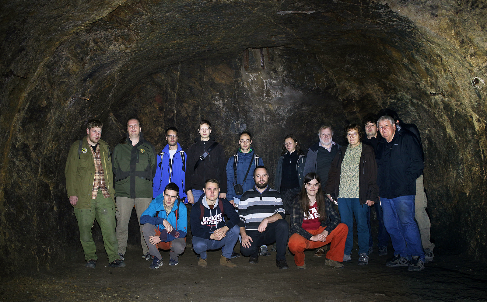 Patnáct průzkumníků Druhého brna se loučí a těší na shledanou pár metrů pod zemí. Patnáct průzkumníků Druhého brna se loučí a těší na shledanou pár metrů pod zemí.