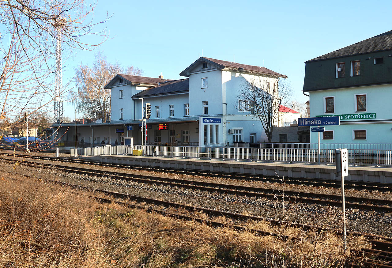 Přijeli jsme i odjeli vlakem. Vstupní branou do Hlinska se nám tak stala <a href="/Tema/Hlinsko v Čechách (žst)">železniční stanice</a>.