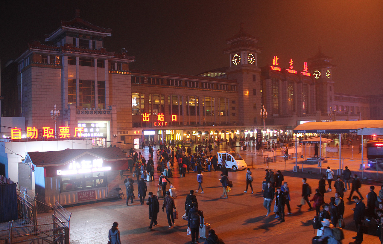 Pekingské jižní nádraží překypuje životem ve dne i v noci, po většinu roku zahalené pověstným smogem. Jeho zdrojem je mimo hustou dopravu ve městě taky jemný písek z pouští Vnitřního Mongolska.