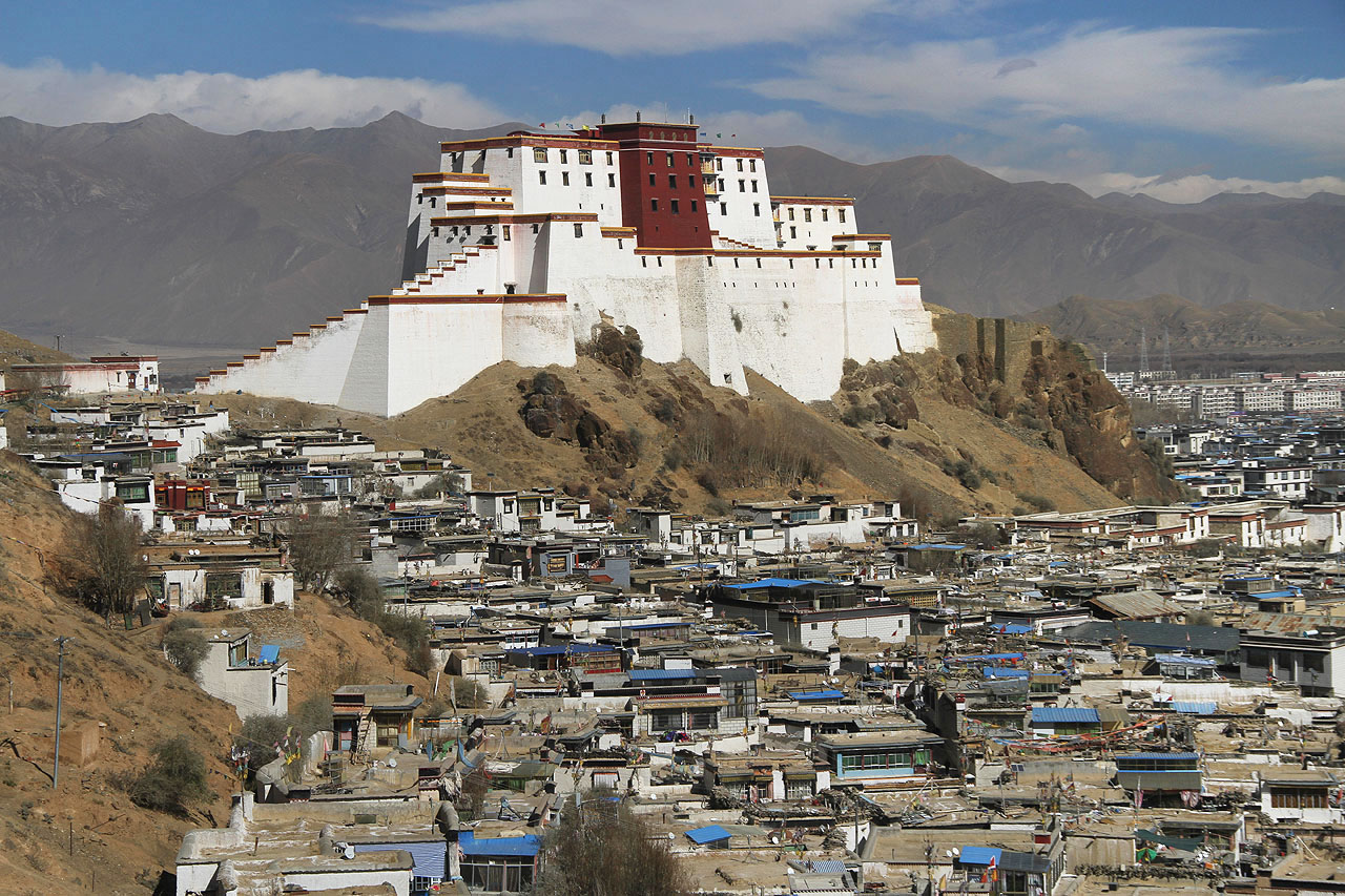 Pevnost Dzong je jednou z dominant Žikace. V 17. století v jejích zdech sídlili tibetětí králové, později guvernéři provincie Ü-Cang. V roce 1961 byla pevnost na příkaz čínské vlády rozbořena a v roce 2007 opět zrekonstruována. Dnes je vyklizená a předpokládá se, že v ní bude muzeum.