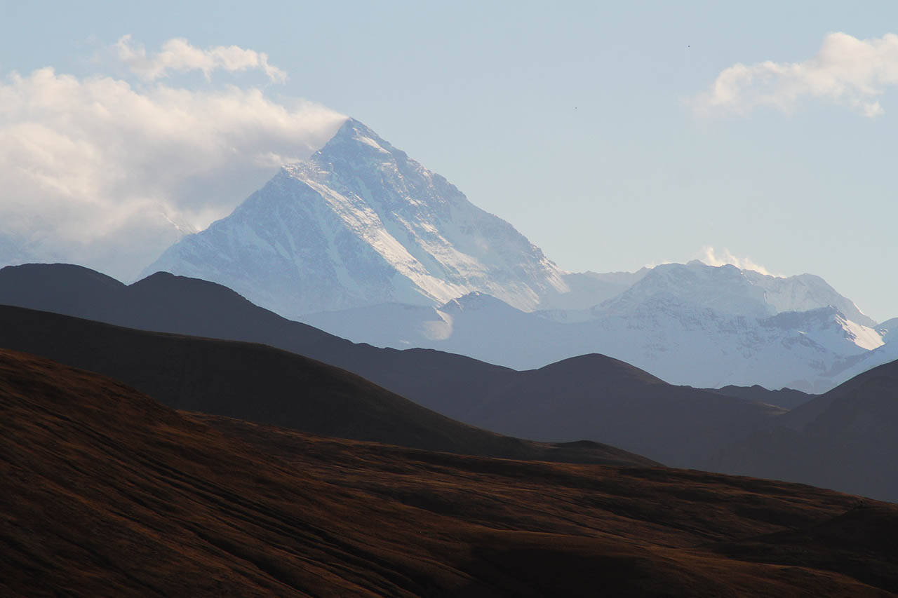 Ve čtvrtek večer jsme mezi vrcholky hor nad himalájskou dálnicí zahlédli také Mount Everest. Kde jsou ty časy, kdy patřil k nejnedosažitelnějším místům na světě - dnes si ho může vyfotit kdokoliv z okénka auta.