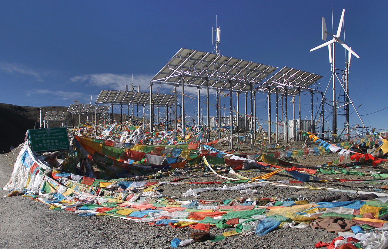 Sedlo Ma La je prozatím nejvyšším místem, kterého jsem na světě dosáhl. Ironií zůstává, že nikoliv pěšky či na laně, ale v pohodlné sedačce čínského vozu Buick, který nás dopravil až do výšky 5236 m nad mořem. Odsud už silnice klesá údolím řeky Trisuli až do Nepálu.