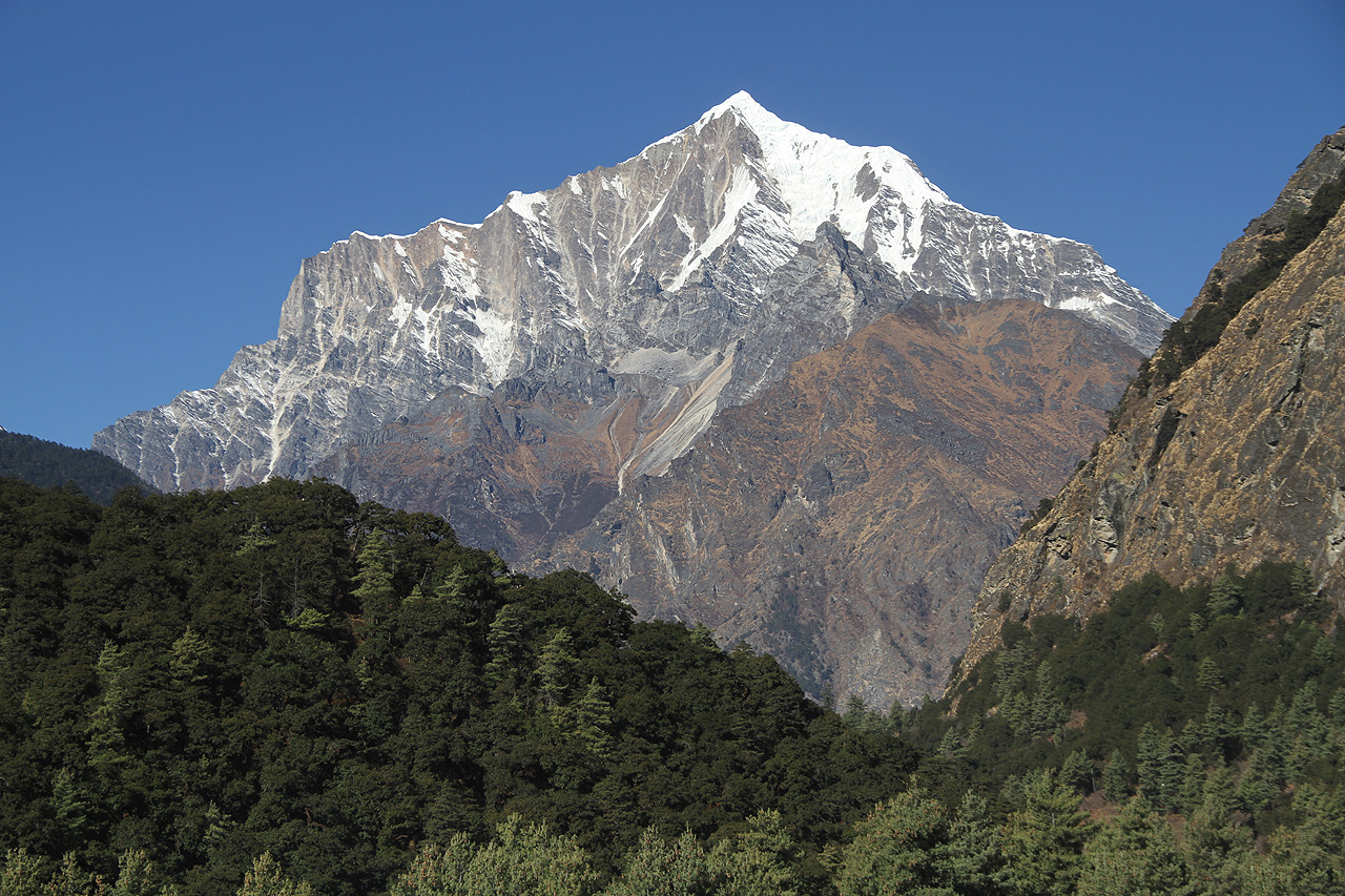 Oproti laickému očekávání prochází hranice mezi Tibetem a Nepálem poměrně nízko, zhruba ve výši 2000 m. Ještě na čínské straně tak z pustých náhorních plání klesne cestovatel do příjemných lesů mírného pásma, které postupně houstnou až k subtropické neprostupné džungli.