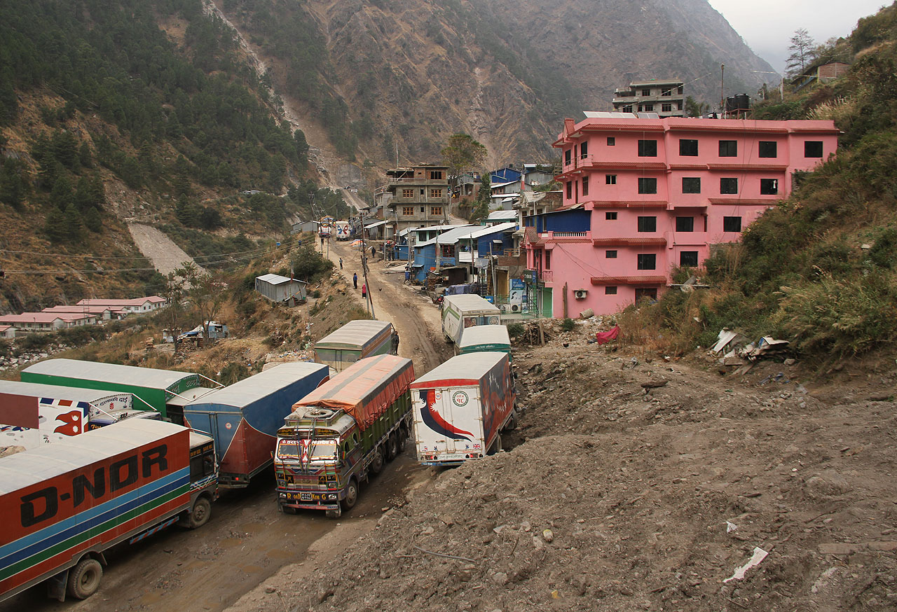 Po přechodu hranice mezi dynamickou a bohatou Čínou a chudým a zaostalým Nepálem nastává šok. Během týdne v Číně jsme snadno navykli vysokému standardu a nyní těžce bojujeme s hlukem, špínou, prachem, odpadky a všudypřítomnou chudobou. Údolí řeky Bhote Koši je plné kamionů, které se snaží se svým zbožím dostat do Číny, jejich počet je však čínskou vládou omezen. Na prašné cestě bez asfaltu se boří, převrací a lámou a k tomu všemu halasně troubí na všechny klaksony, co ještě mají.