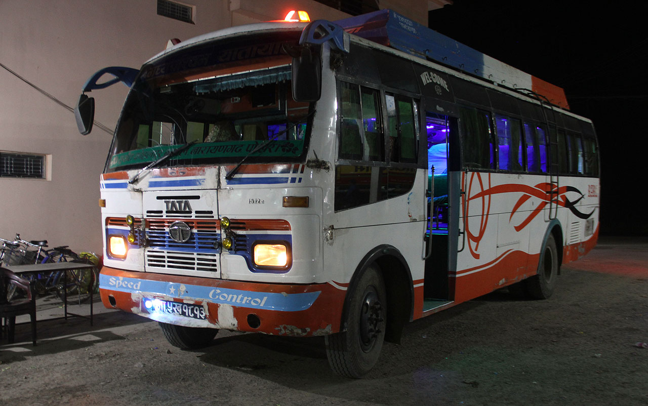 Autobus Tata 1512c je nezlomným dělníkem indických a nepálských silnic. Nazdobeným vozem jsme vzdálenost necelých 200 km do Káthmándú jeli celý den a skoro celou noc a nebylo nám veselo. O život šlo na horských rampách, kde ¥ i se sedačkou vyletěl metr vysoko a málem se ošklivě zranil, stejně jako na přecpaných silnicích s levostranným provozem, kde náš řidič předjížděl za pomoci klaksonu v těch nejnepřehlednějších místech. Mimo nedostižnou Afriku patří Nepál mezi země s největší úmrtností na silnicích - v každém dvěstěpadesátém autě se během jednoho roku někdo zabije.