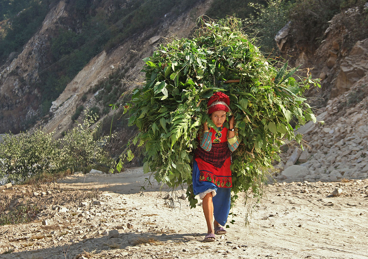 Nepálský venkov se od toho evropského ve středověku příliš neliší. Drtivá většina prací se tu provádí ručně, políčka se okopávají motykou nebo ořou trnem s volem, hnojí se převážně hnojem a popelem. Voda teče z hor, závlahy jsou zajištěny kanálky z bahna a kamení. Místo mletí se obilí roztlouká ručně v kamenné jamce. Doprava existuje na mnoha místech pouze pěší, byť se síť prašných cest velmi zvolna rozrůstá a občas lze spatřit i auto. Elektrifikace je sporadická, někdy celé obce nemají přístup k elektřině a jedinou technickou vymožeností zůstávají solární nabíječky pro mobily. Služby neexistují, obchody a restaurace splývají s kuchyněmi na zápraží majitelů domů - za pár rupií vám rád trošku rýže s vejcem uvaří kdokoliv.