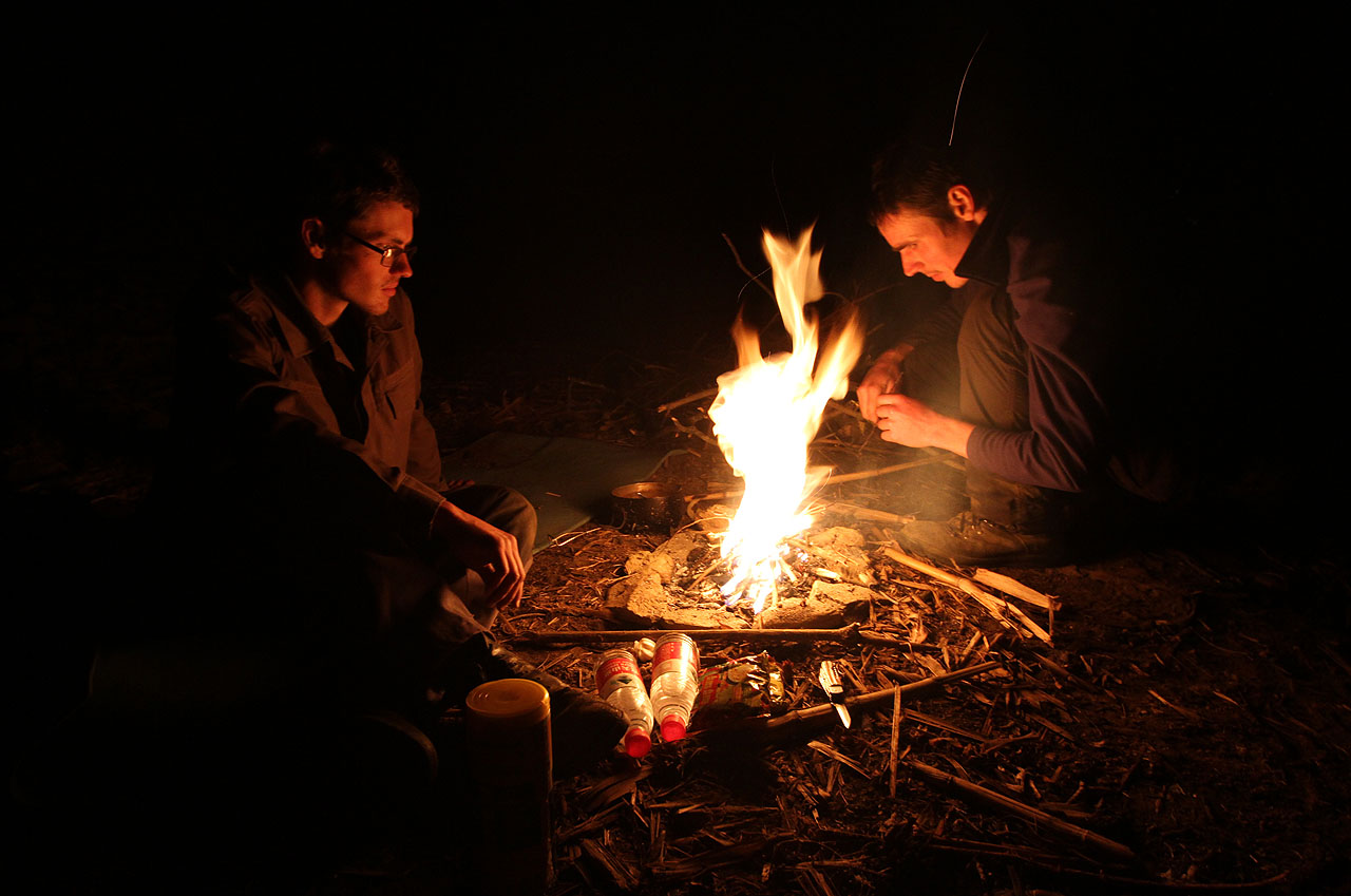 Také my jsme využili téměř absolutní svobody nepálského venkova a každý večer na naší okružní cestě jsme rozdělávali malý ohýnek a vařili si skromná jídla - vejce od místních slepic v potoční vodě, čínské těstoviny a pálivou bílou ředkev. Chyběla nám ale kytara.