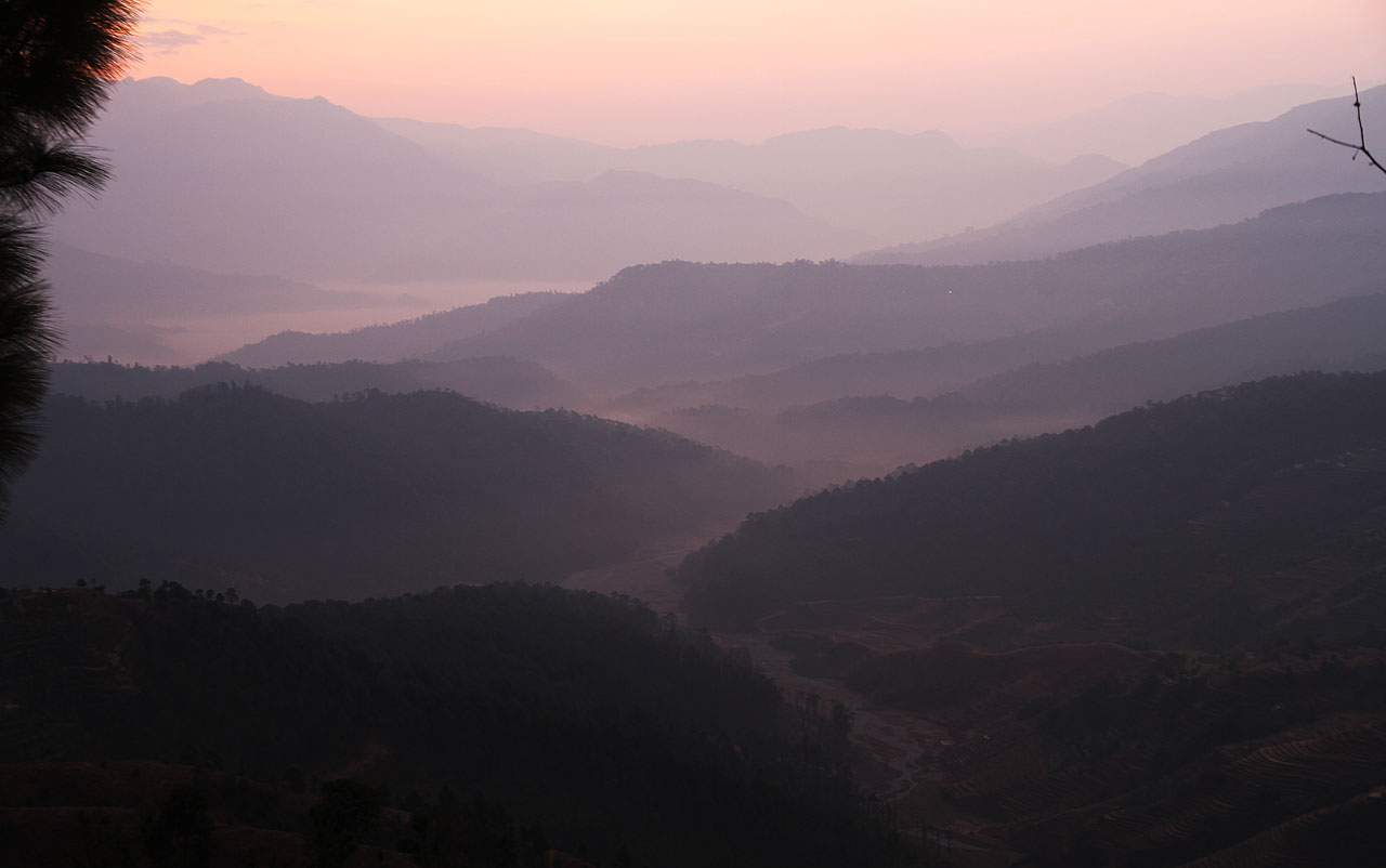 Fialový úsvit nad ránem poblíž městečka Dullu. Tady naše romantické putování skončilo, nastal čas na návrat do součanosti, do civlizace, do Evropy.