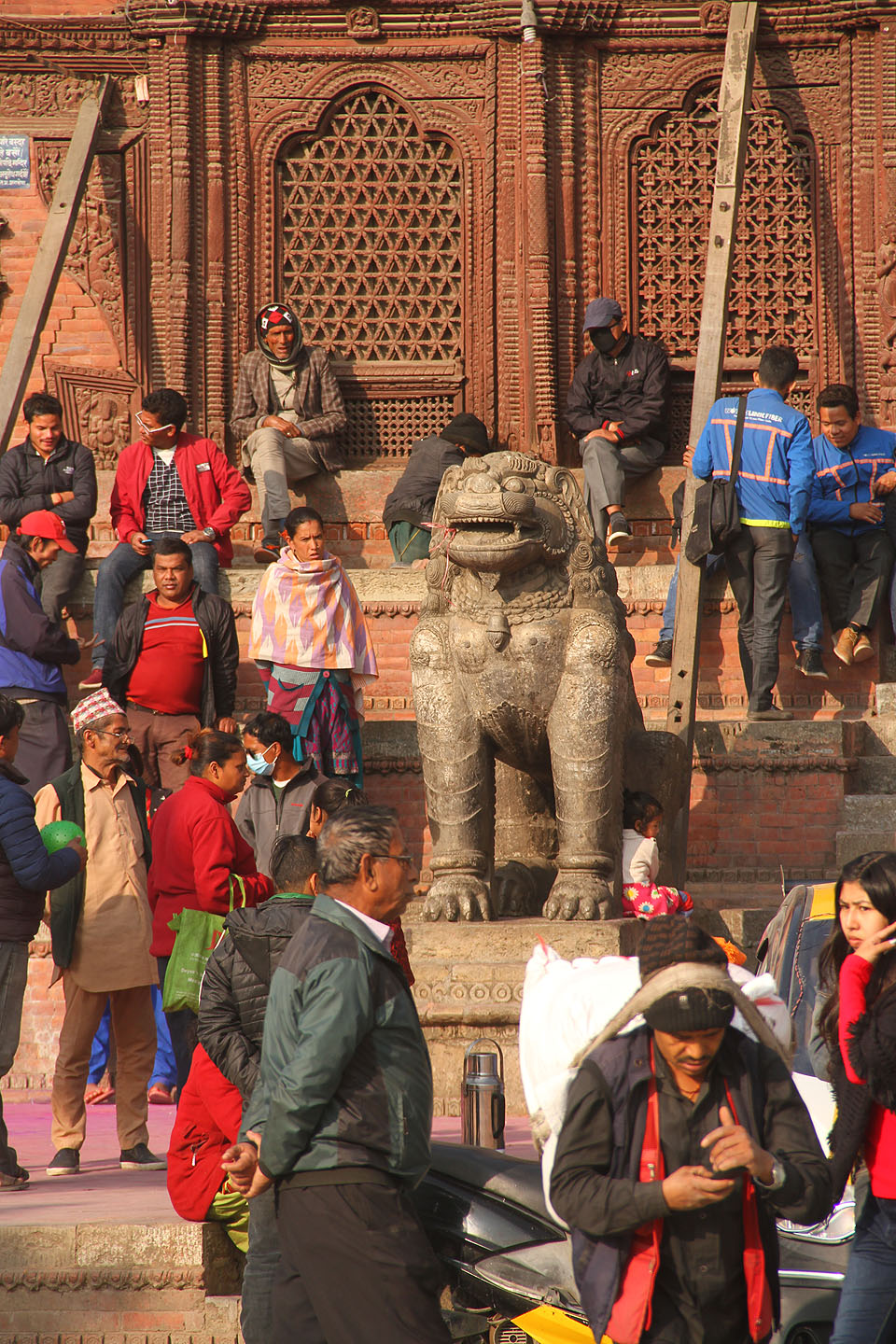 Poslední den jsme strávili v nepěkně přelidněném Káthmándú. Domy jsou tu na sebe tak nalepené, že některé místnosti nemají okna. Nejchudší dělníci dokonce spí v polopatrech o výšce asi 120 cm, kde se lze pohybovat potmě a pouze po čtyřech - postavit se uvnitř vůbec nelze. Občas se některý dům zhroutí a pohřbí své nuzné obyvatele v troskách.