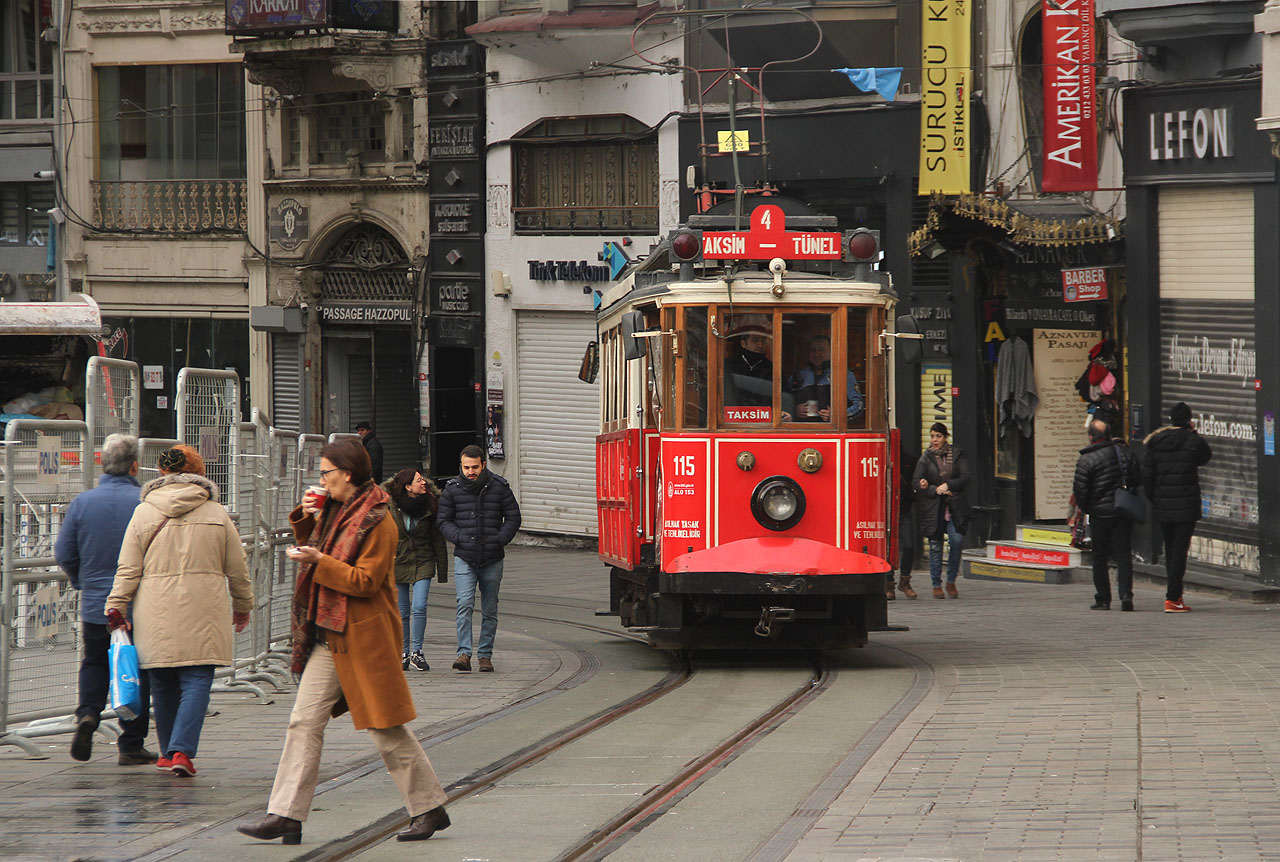 V Nepálu jsme si železnice neužili, o tramvajích ani nemluvě. Museli jsme si proto na zpáteční cestě spravit chuť návštěvou historické tramvaje v Istanbulu.