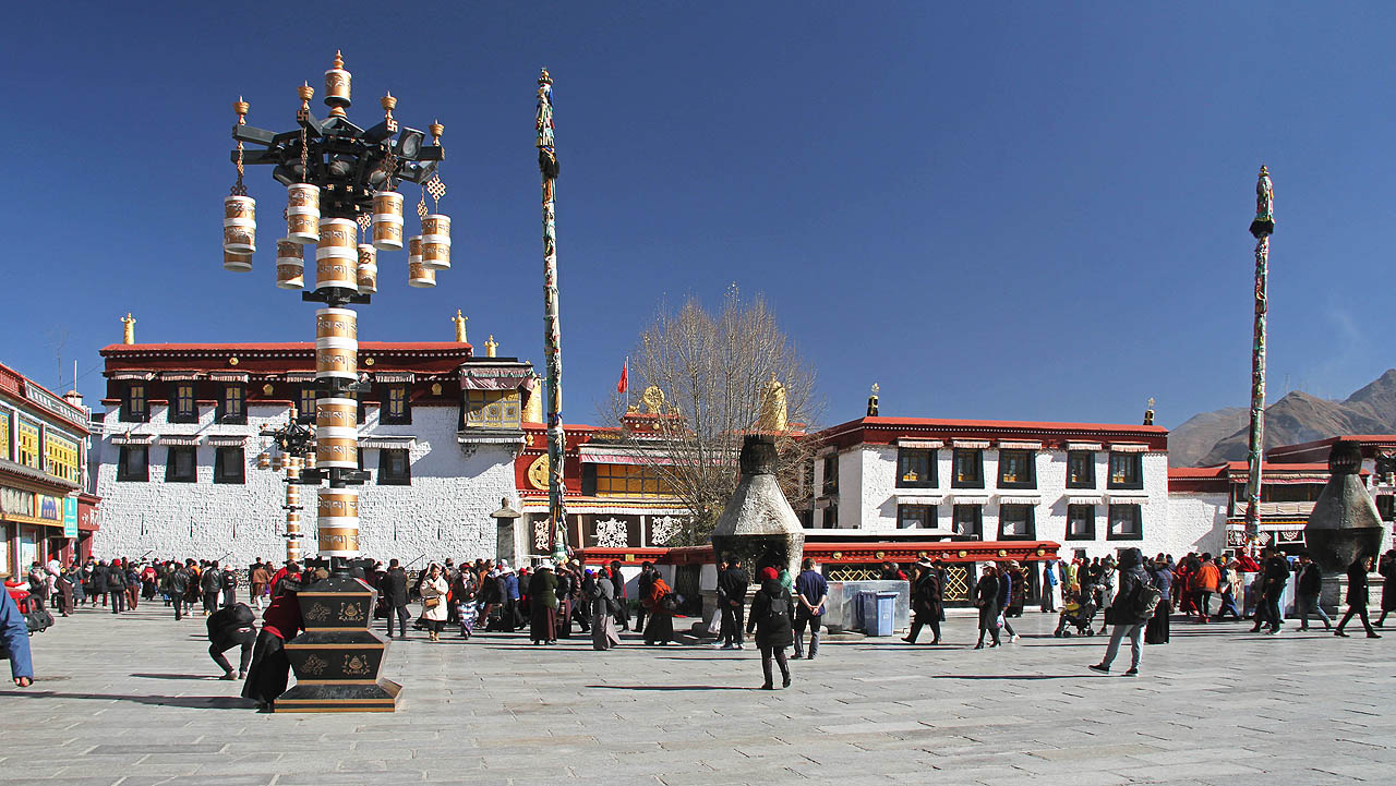 Hlavní město autonomního Tibetu Lhasa leží ve výšce 3650 m nad mořem. Po výstupu z vlaku se proto doporučuje pouze omezený pohyb, zvýšené množství tekutin a pohodová aklimatizace. Třeba při prohlídce starého města a stínadelských uliček v okolí kláštera Džókhang. Město je poseté kamerami, které hlídají všechny příchozí - třeba pro případ, že by se zatoužili upálit na náměstí.