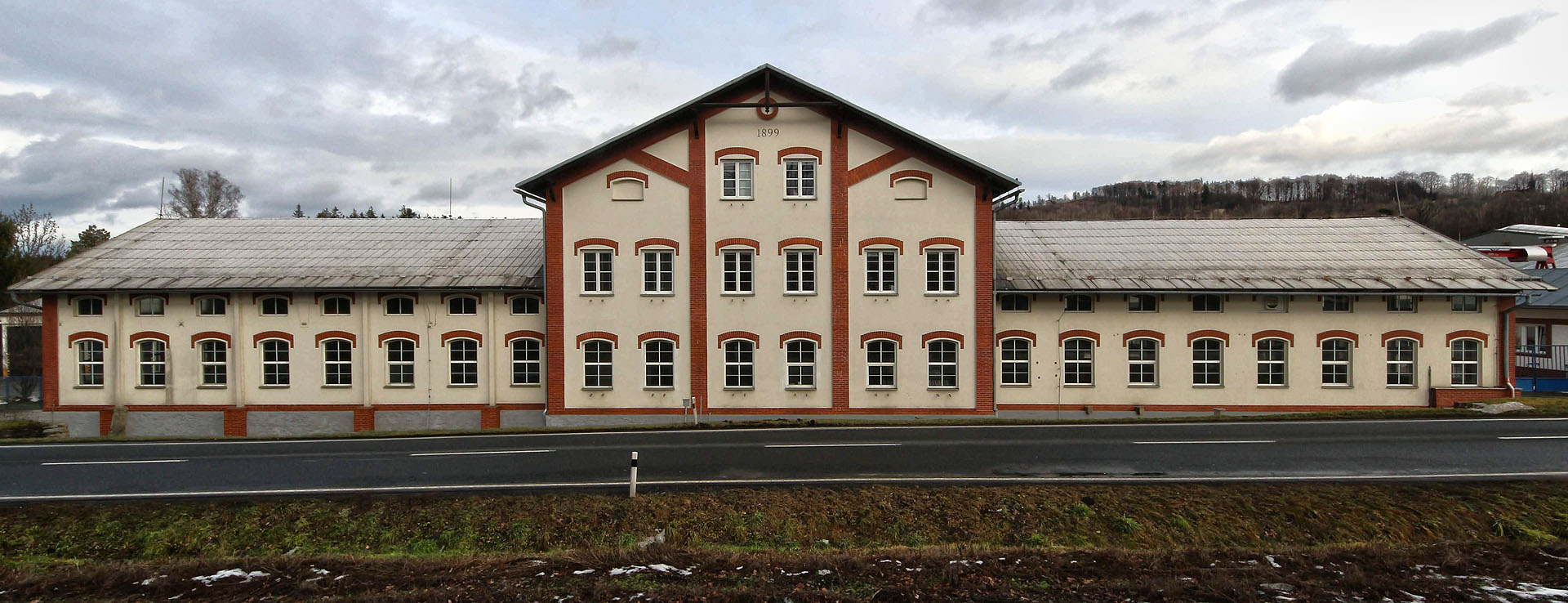 Ondřejovická strojírna nedaleko Salisova je zajímavým průmyslovým podnikem, ke kterému kdysi vedla jedna ze tří vleček ze stanice Ondřejovice. Plechy zde uměli válcovat dřív než kdekoliv jinde v Česku, včetně Adamova. Vlečka je vytrhaná, ale strojírna diones prosperuje a vyrábí technoliogické celky nejen pro petrochemický průmysl.
