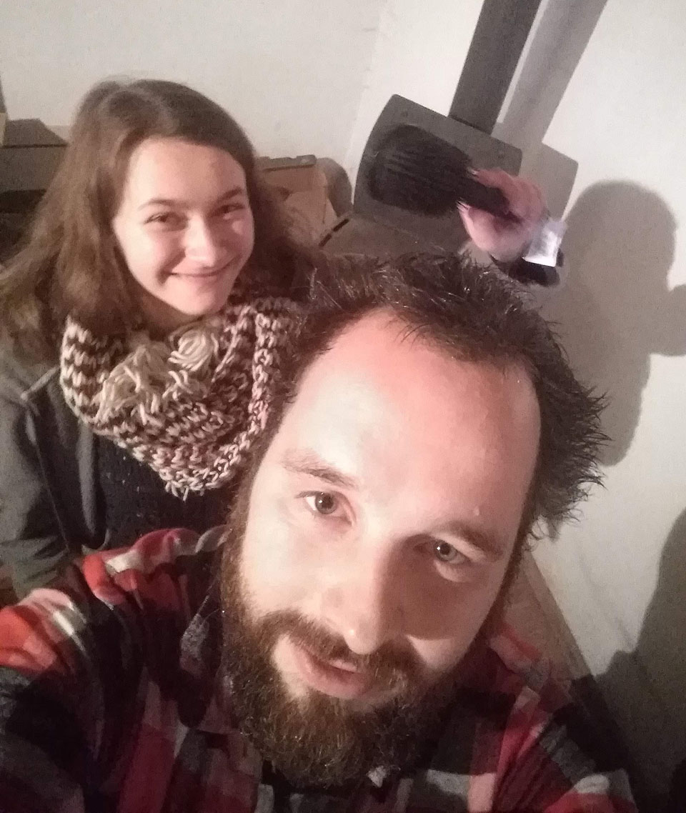 Drobek se mě pokouší učesat po mojí první lázni v nové koupelně na Muně. Ke svátečnímu stolu je třeba se řádně upravit!