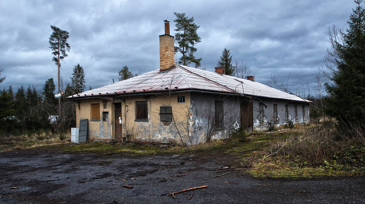 Jednou z nejzajímavějších budov v areálu byl barák č. 71, údajně bývalá jídelna. Když jsme v roce 2011 na Muně začínali, při nočním průzkumu budovy jsem uvnitř nás vyděsil dravý pták, který si na zteřelém stole v sále postavil hnízdo.