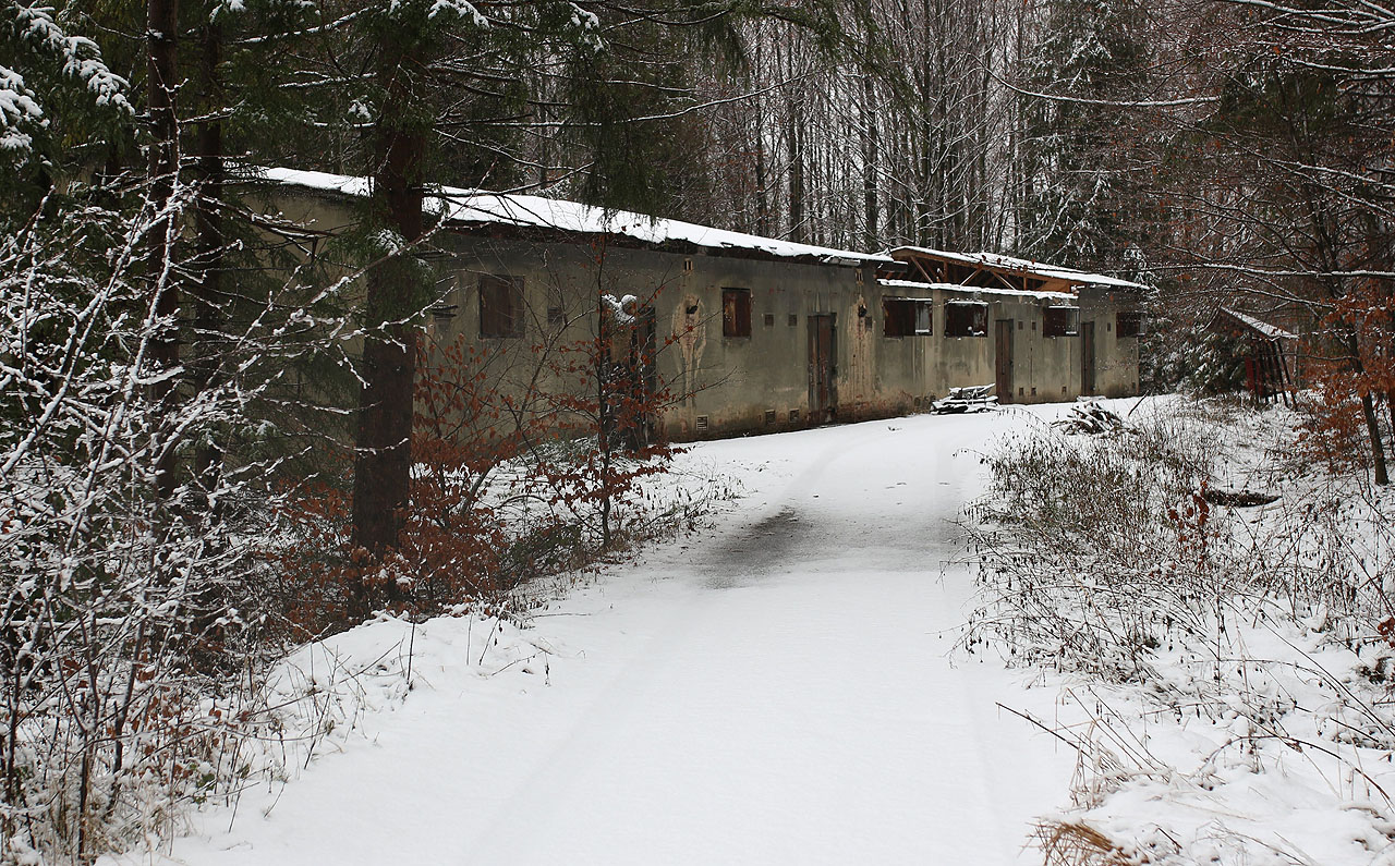 Budovy zde mají nejrůznější podivné osudy. Z bývalé batůžkárny pro festivaly se má stát rodinná rekreační usedlost.