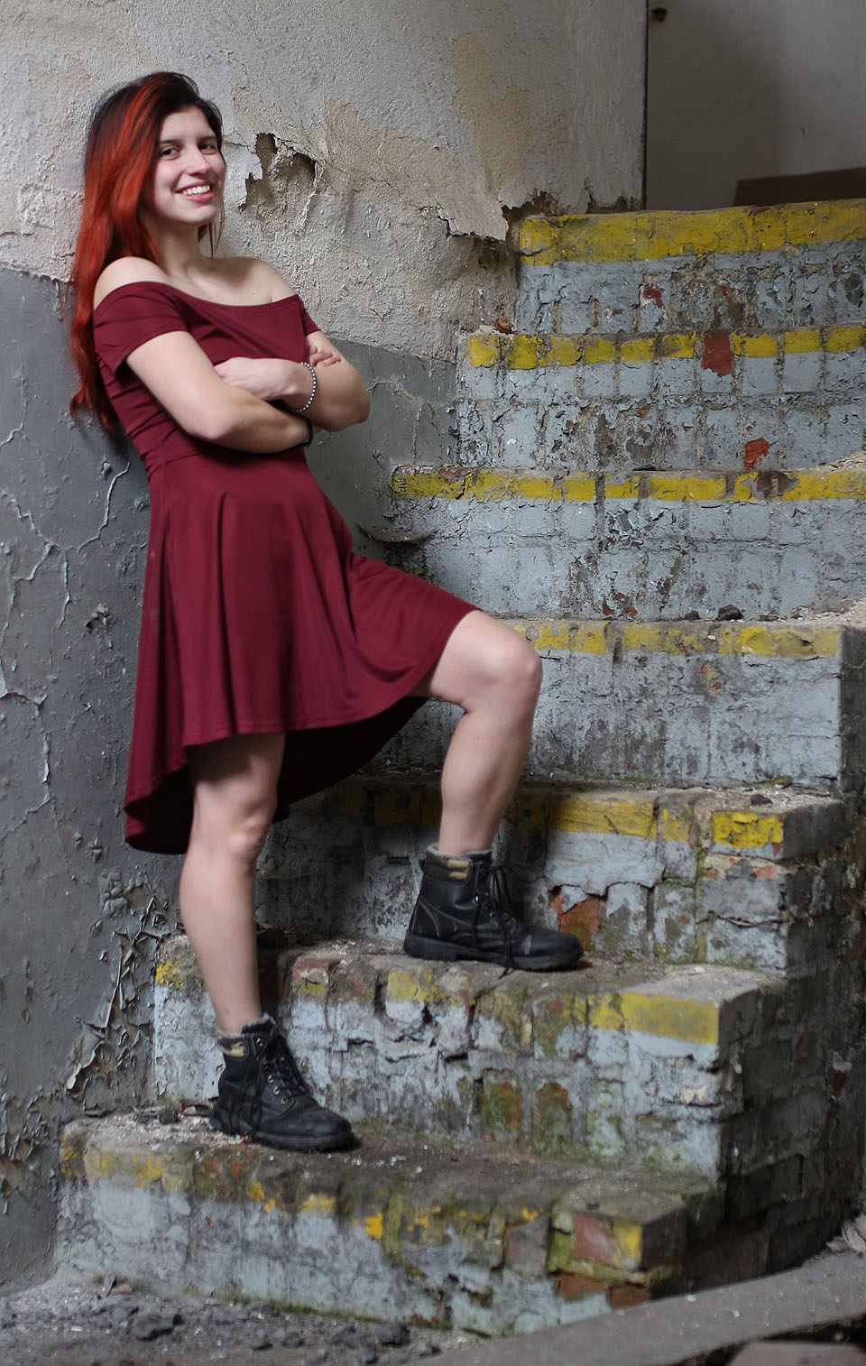 Prosince není nejlepší čas na focení, přesto jsme kromě neustálého řezání dřeva a topení v kamnech, oprav budovy nebo zřizení provizorní koupelny stihli aspoň jednou denně vyrazit na průzkum a buď fotit urbexové portréty nebo chystat hru pro TO Kamarády z ČTU.