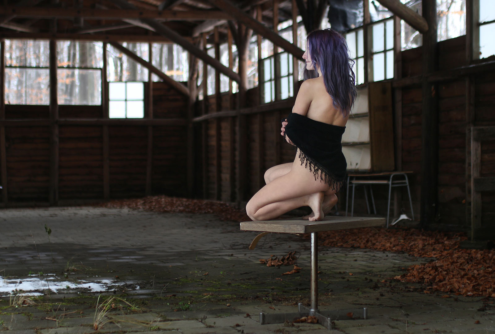 Nancy zapózovala v provzdušněné budově č. 99 i v odvážnějších polohách.