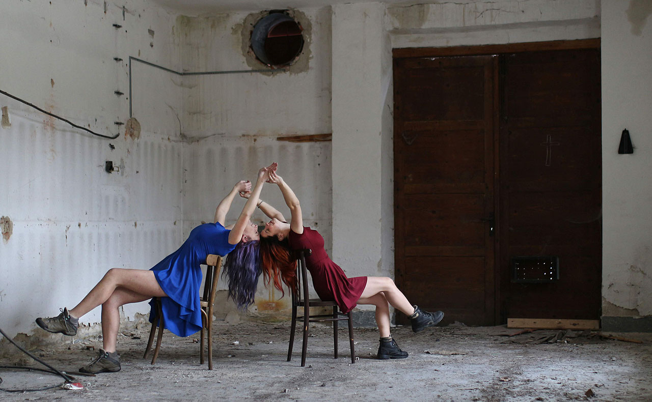 Na štědrý den se nás sešlo nejvíc, a tak došlo i na jednu společnou fotku Nancy s Alčou. Drobek dala přednost rozehřátým kamnům.