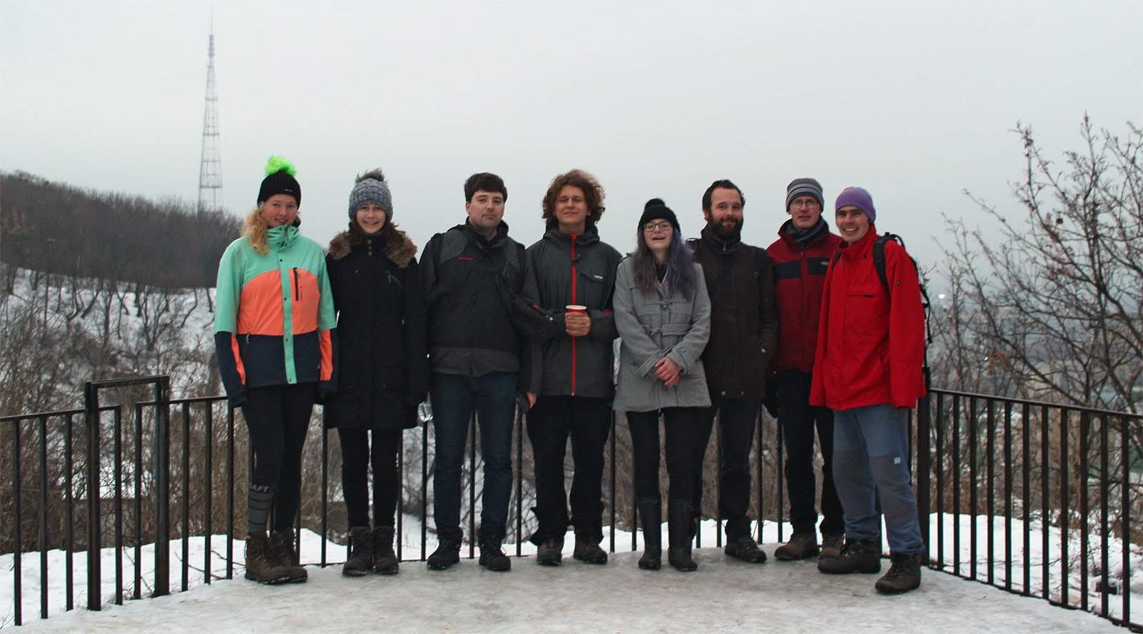 Vendy, Doubi, Honza B., Ilič, Nancy, Čáp, Tomáš a Honza K. na společné fotce nad Andrijivským úvozem. Ani to nevypadá, že jsme uprostřed jedné z největších evropských metropolí.