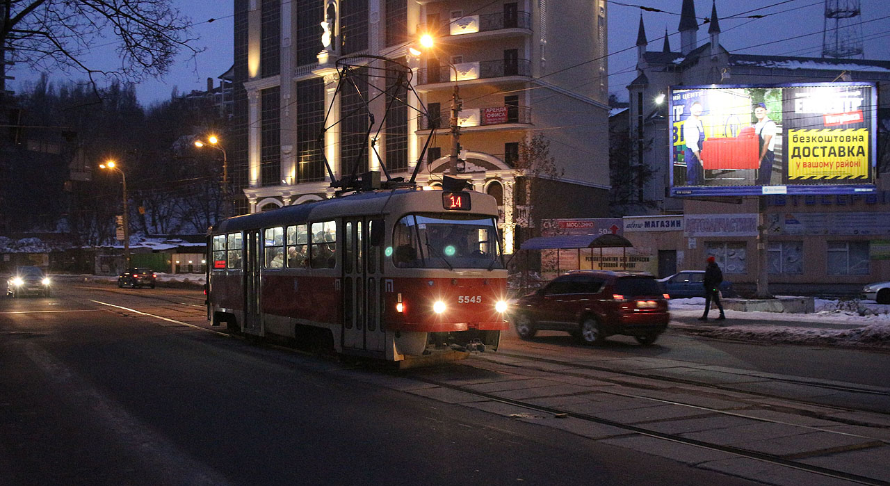 Mimo jiné jezdí v Kijevě i vyřazené pražské tramvaje. Vůz na lince č. 14 právě projíždí nad podzemním tokem řeky Hlubočyce.