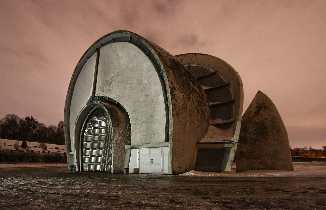 Zlatým hřebem akce byla noční návštěva obřadní síně na kijevském ústředním hřbitově. Děkujeme Honzovi za nalezení architektonického klenotu, který by si jistě zasloužil víc pozornosti.