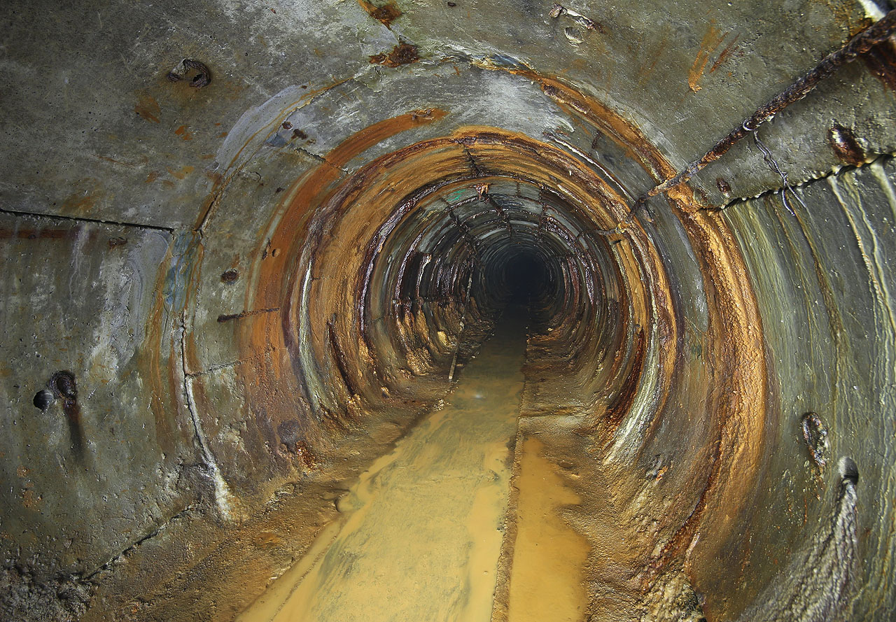 V úterý ráno jsme ještě rozespalí zamířili na prohlídku zabahněné a krásné štoly ZTSMD. Silně nám připomněla <a href="/Tema/Černovické metro">Černovické metro</a> - dokonce jsou v ní ještě úzké koleje!
