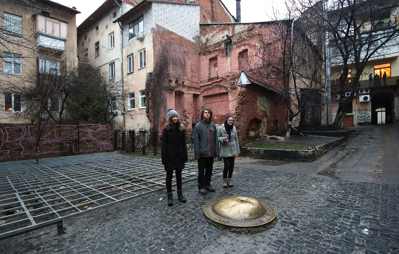 Lvovské vnitrobloky aneb mosazný důkaz o tom, že je Lvov pupkem Evropy.