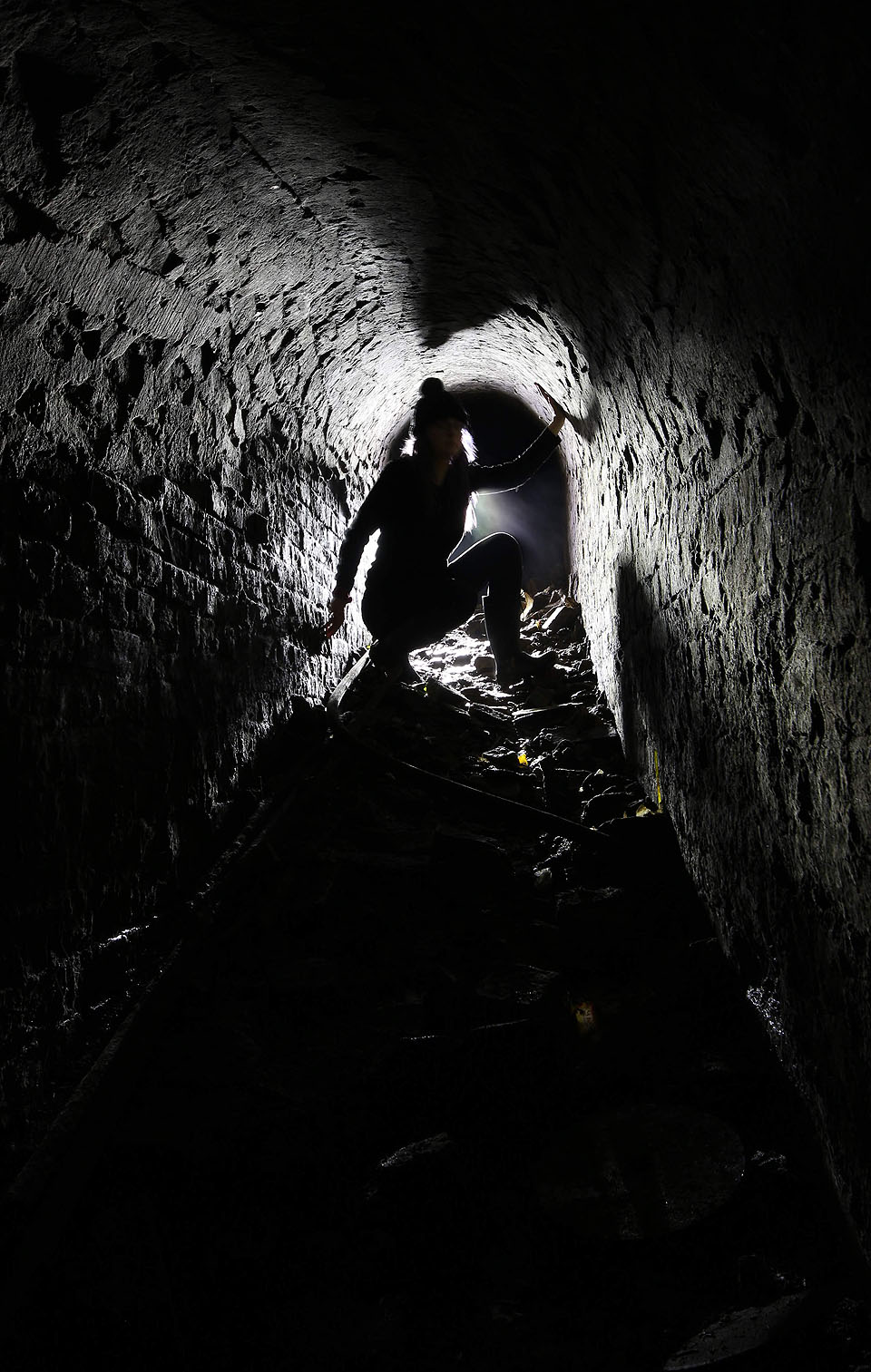 Nejstarší systém drenážních štol v okolí Zeleného divadla na pravém břehu Dněpru v Kyjevě je dnes víceméně mimo provoz. Vydlážděné stoky klesají strmě po stráních až pod hladinu řeky.