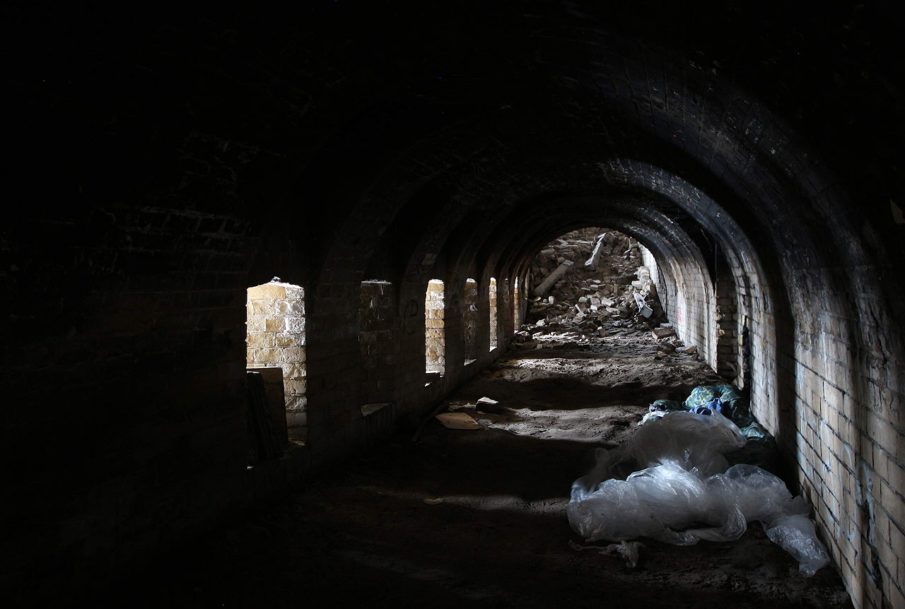 Celkově je Зелений театр podivná stavba s galeriemi ve svahu nad řekou.