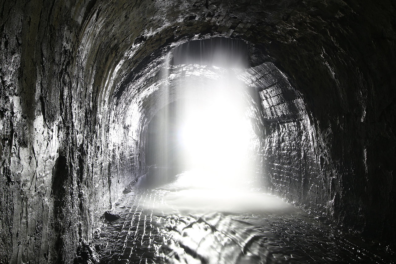 Tunel řeky Клов patří k nejoblíbenějším urbexovým destinacím v Kijevě. Na některých místech se drenážní stoky spojují ve formě malých vodopádů.