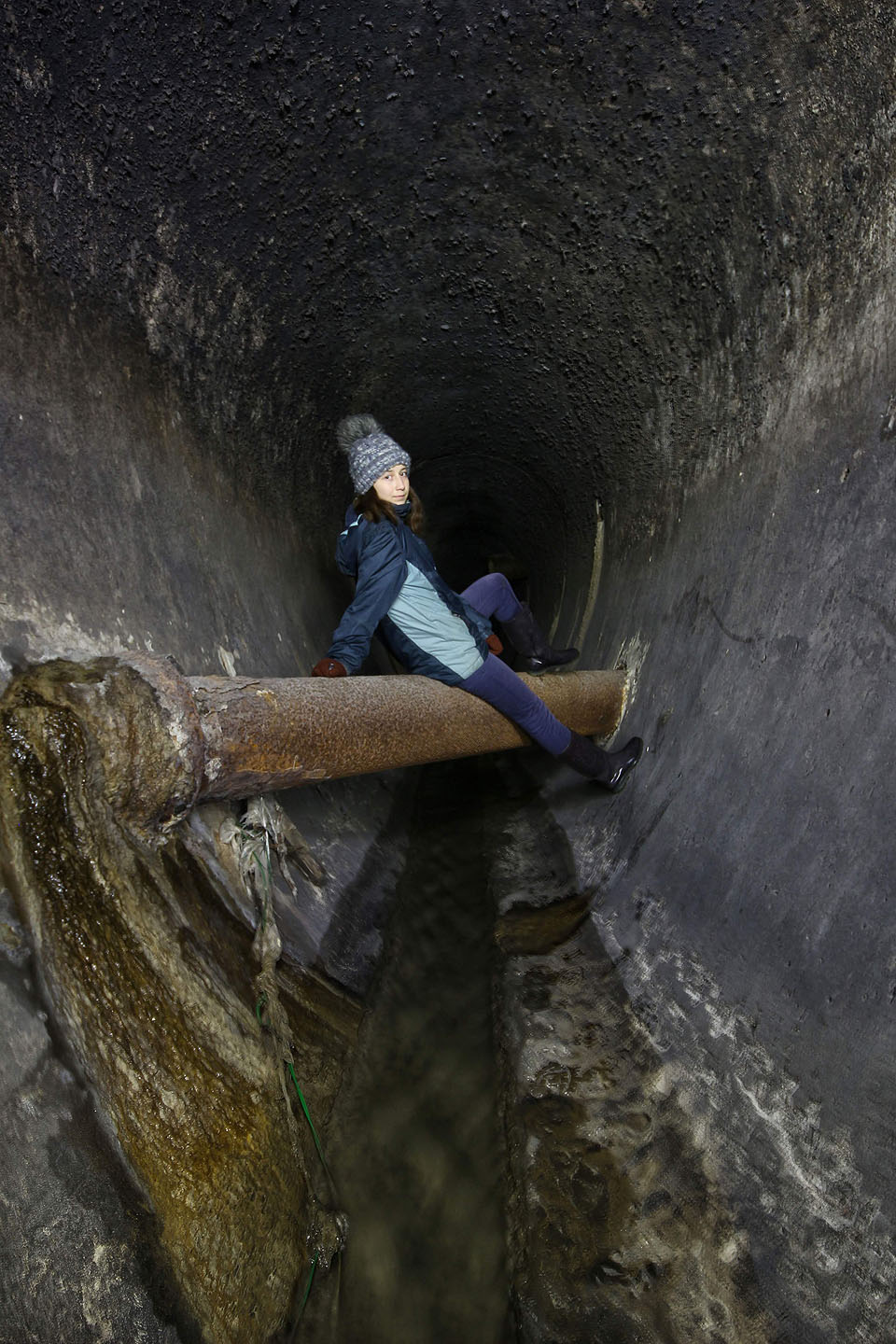Doubi pózuje v jedné z podzemních zdrojnic řeky Hlubočyce, která zmizela kompletně v tunelech. Na tomto místě mně uplavala očnice z foťáku a dohnal jsem ji v rychle tekoucím proudu až o sto metrů dál.