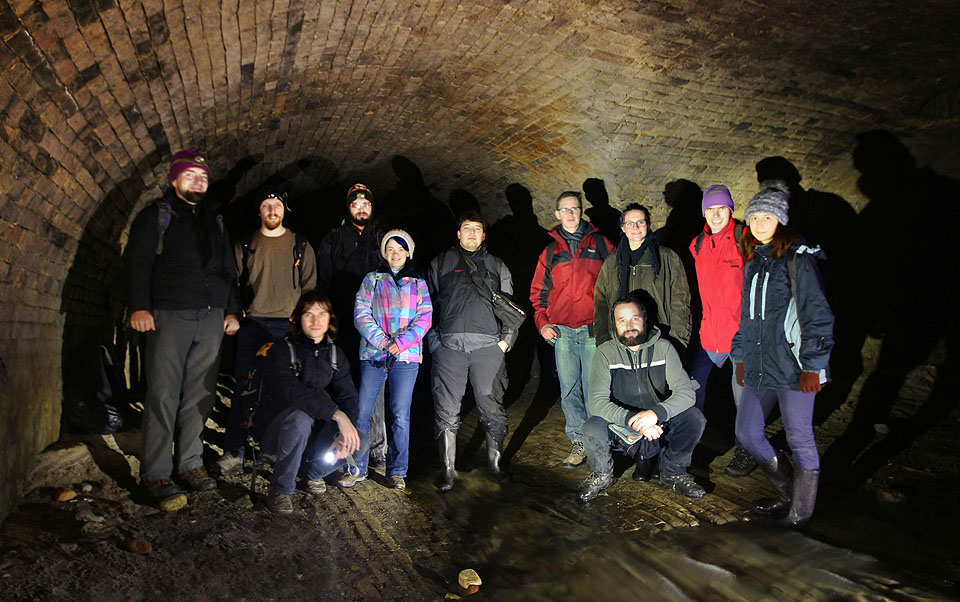 Společné foto s našimi novými ukrajinskými přáteli v improvizované podzemní klubovně v tunelu Hlubočyce.