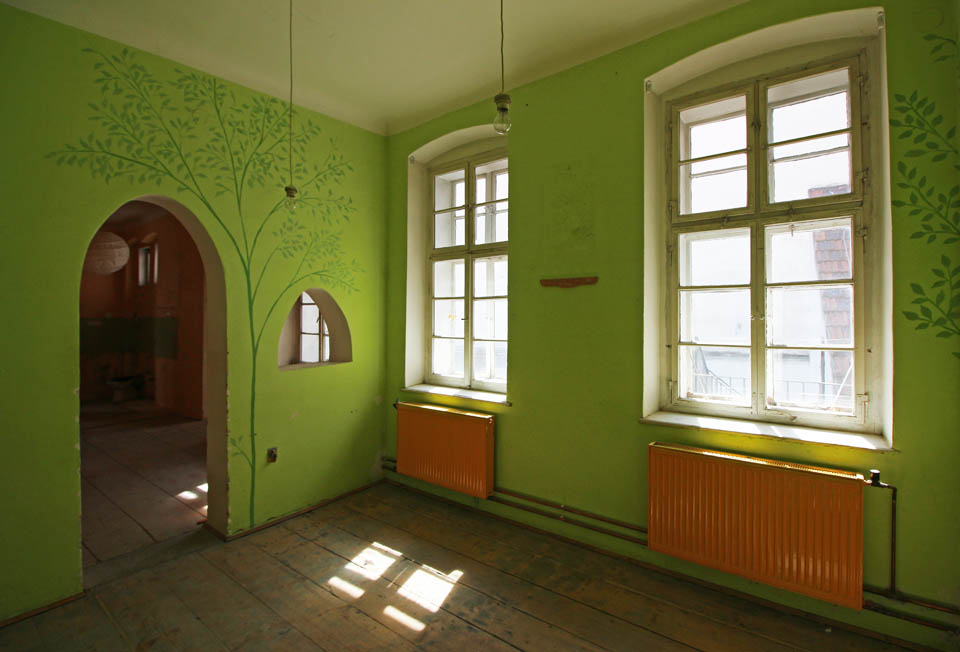 Prostory tehdy sice měly krásnou podlahu z letitých fošen, ale jinak byly vybaveny poměrně kýčovitě a natřeny zářivými barvami.