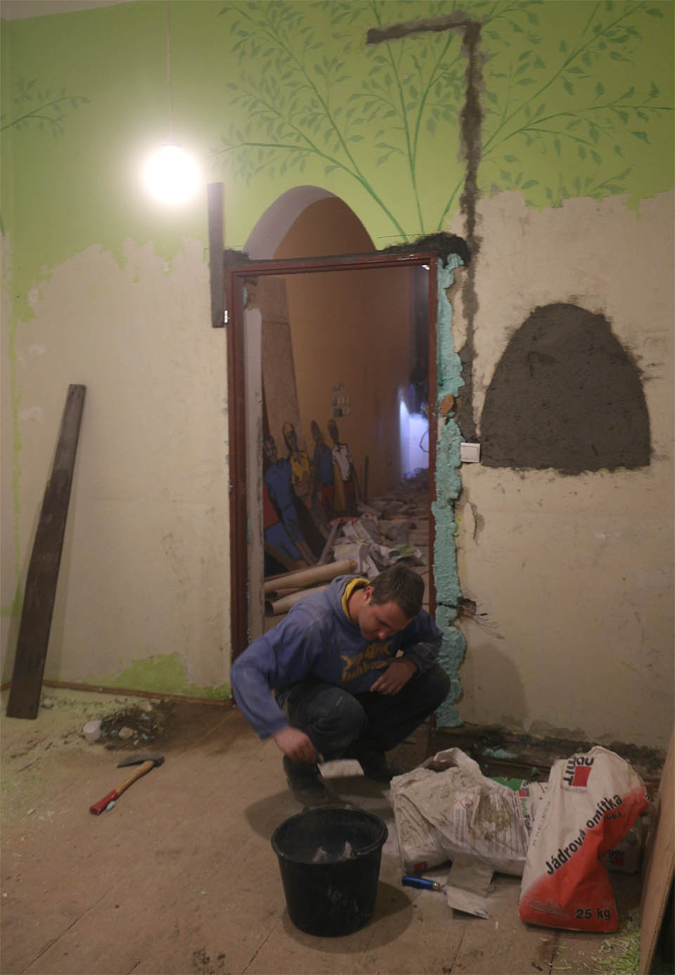 Hnacím motorem rekonstrukce se stal Sova, který neustále svolával pracovní odpoledne tak, abychom v březnu byli schopni provést další - historicky již páté - stěhování veškerého materiálu a dokumentů Sdružení.