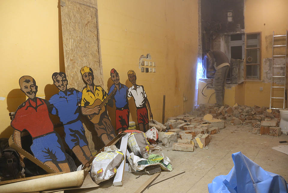 Rychlé šípy se nestačí divit rozsahu prací - výměně a rozšíření dveří, zazdění orientálních okének mezi místnstmi, zbourání výtahu, oškrabání a nové nátěry všech stěn, vybourání příček ve skladu a položení nových podlah. To všechno jsme stihli během dlouhých zimních večerů ledna až dubna 2019.