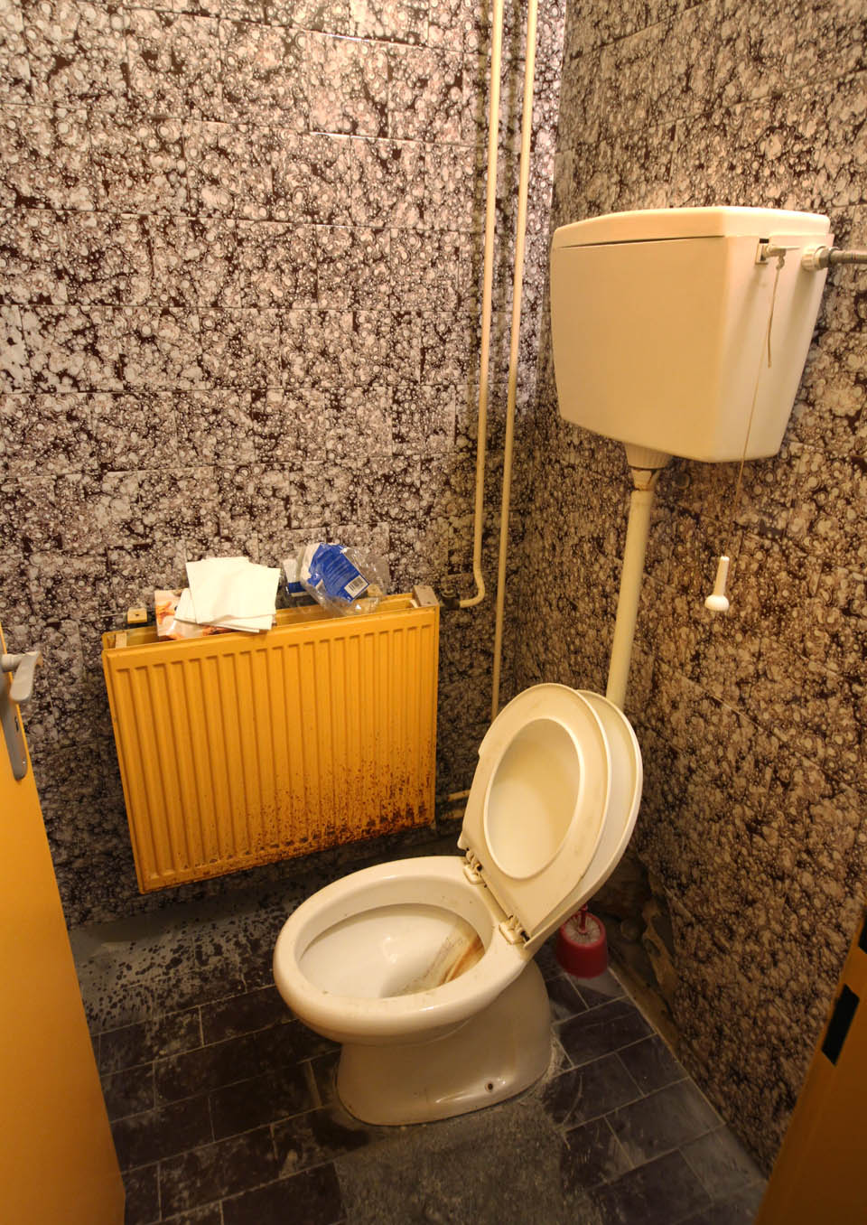 Přesto, že v březnu už bylo nutné nastěhovat do provizorních podmínek veškeré vybavení, rekonstrukce ještě nebyla u konce a ocitli jsme se v prostorové tísni. Nakonec se hodilo i místo na záchodech, které jsme zaskládali vybavením místy až po strop.