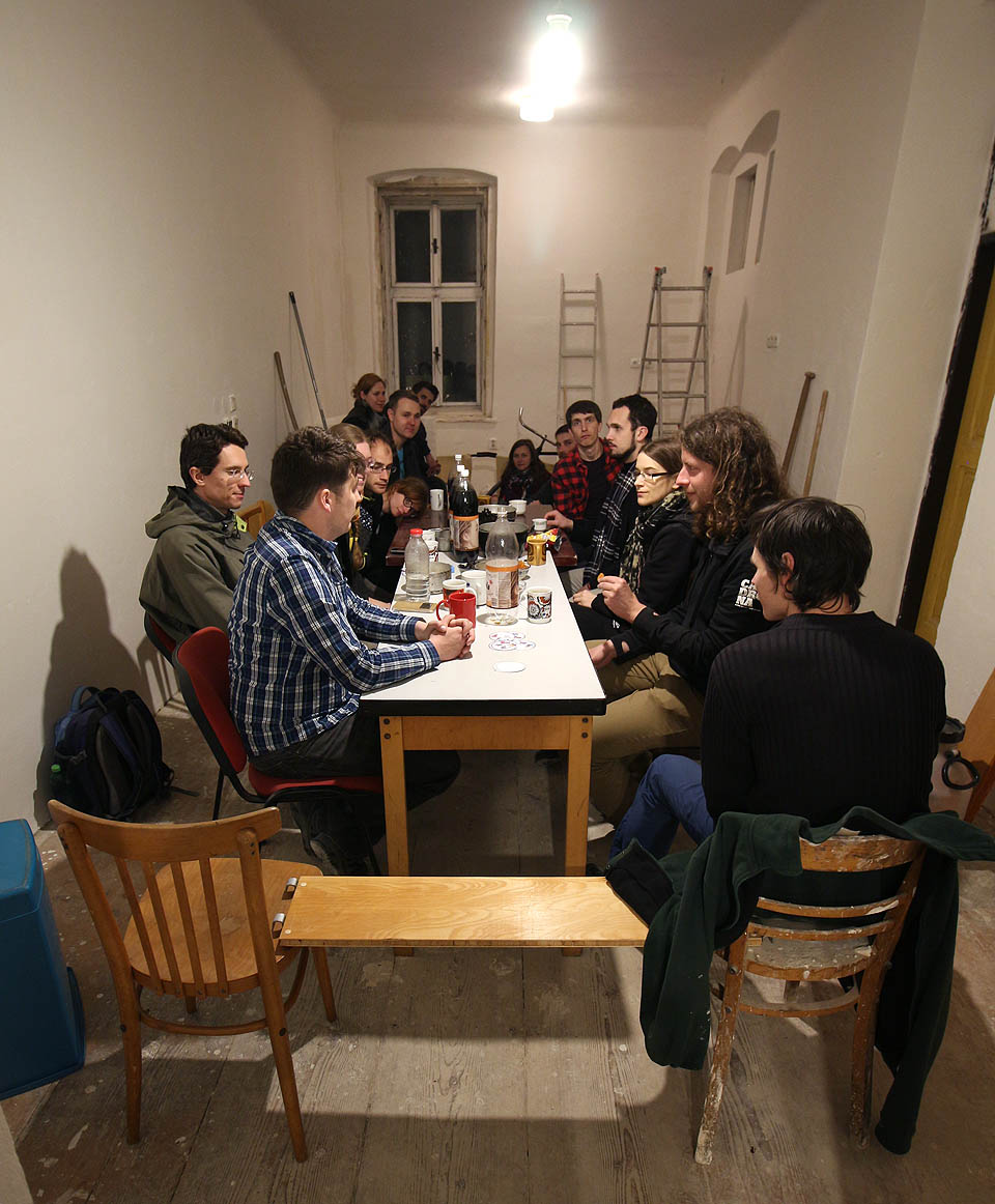 Situace se částečně vyřešila teprve v dubnu po zprovoznění skladu. V hlavní klubovně tak mohlo v nouzových podmínkách proběhnout setkání organizátorů a účastníků třetího ročníku <a href="/Tema/Stínadla tudy">Stínadel >></a>, které bylo jakousi neformální otevírací akcí.