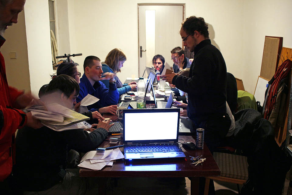 O týden později pak klubovna výborně posloužila jako základna pro celonoční náročné vyhodnocování <a href="/Tema/Šalinění">Šalinění</a>. Definitivně byly práce skončeny až na začátku května a první akcí v dokončených prostorách se stala středeční schůzka Perpetua 15. 5. 2019.