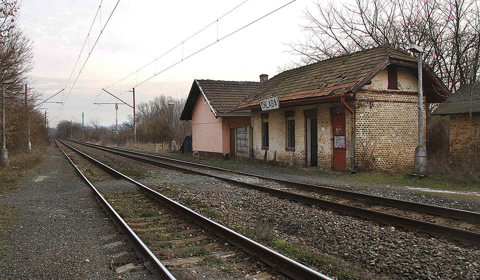 Železniční zastávku Chľabanům raději rovnou zrušili. Snad aby je nenapadlo jezdit vlakem!