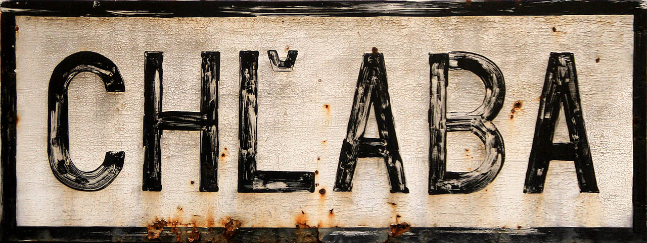 Zastávka je oficiálně zrušena, žádné osobní vlaky mezi Štúrovem a Szobem nejezdí; ceduli na ní ale nechali v původním stylu. Zvláštní kraj…