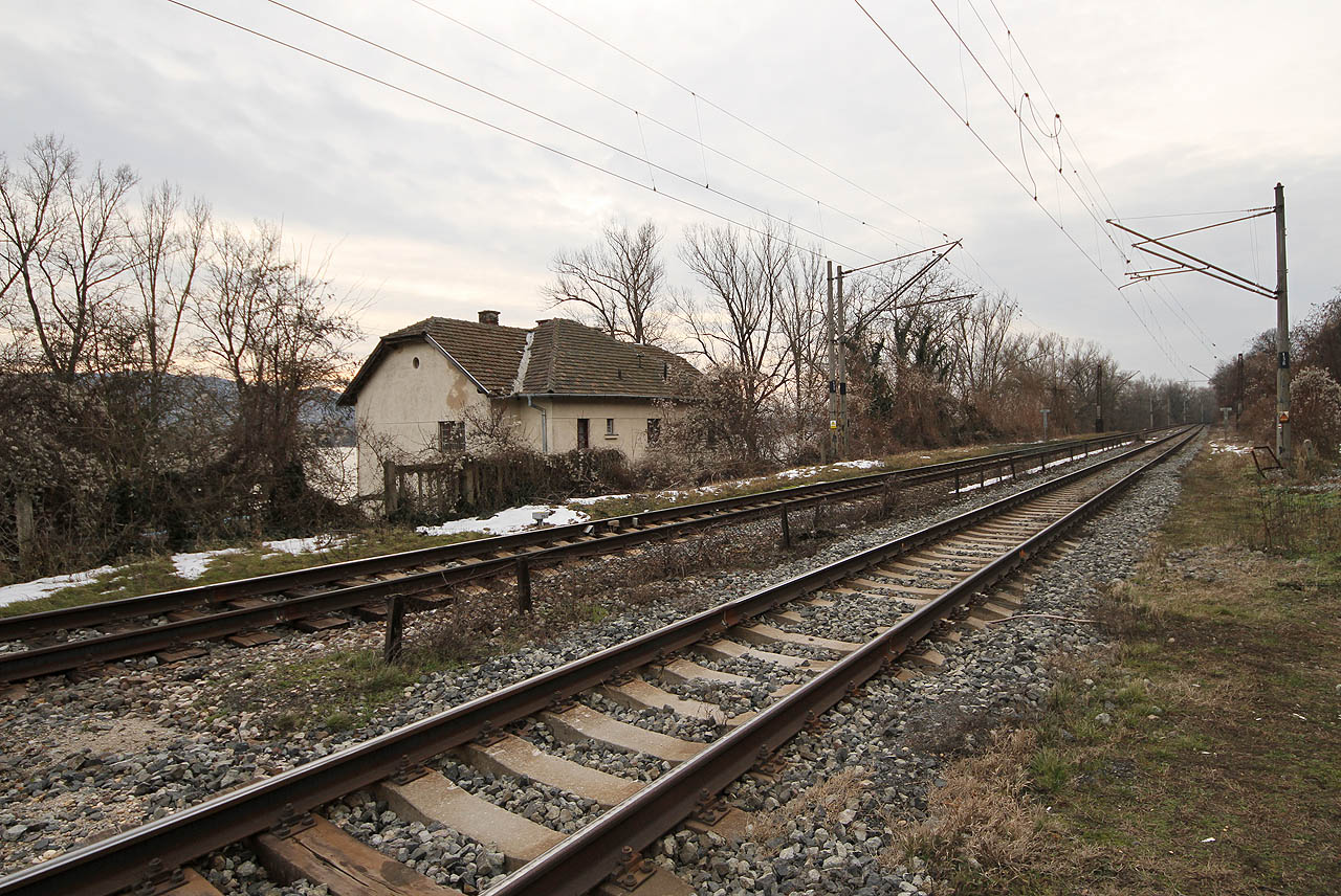Kdysi se prý železniční zastávka nacházela i v Kováčově, osadě tvořené spíš chatami než obytnými domy, a jednou dětskou zotavovanou s pohnutou válečnou historií, kousek za tratí. Právě tady musí odbočit od Dunaje ten, kdo chce spatřit ve skalách pohoří Burda vyvrtané tunely nacistické rafinérie.