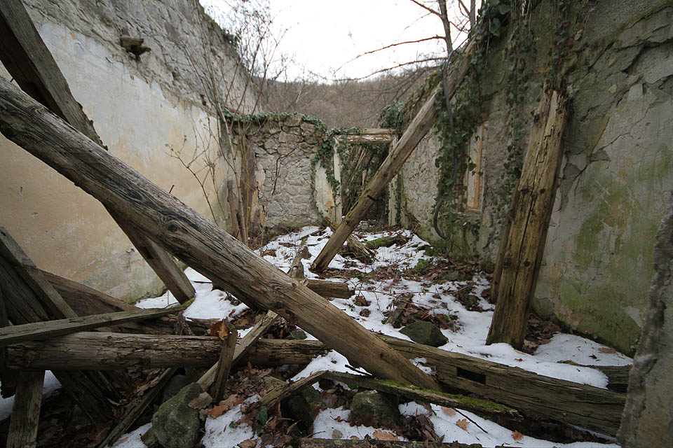 Ještě o kousek dál od civilizace se nachází ruiny lomových baráků, ve kterých žili dělníci, kteří tu těžili kámen. Snad měl lom souvislost i s podzemními chodbami raženými o necelý kilometr výš ve svahu.