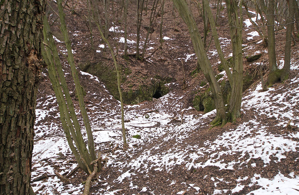 Tam, kde začínají skalky, setkává se nadzemí s podzemím a tajemné chodby z nitra kopce tu vydechují svoji vlhkou vůni. Z původních šesti vchodů do podzemního labyrintu jsou dnes sotva dva.