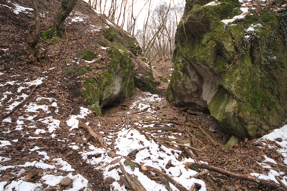 V létě by snad v soutěsce mohlo být příjemné posezení u táborového ohně. Nyní ale se západem slunka teplota rychle klesá hluboko pod bod mrazu. Čas najít teplejší skulinku.