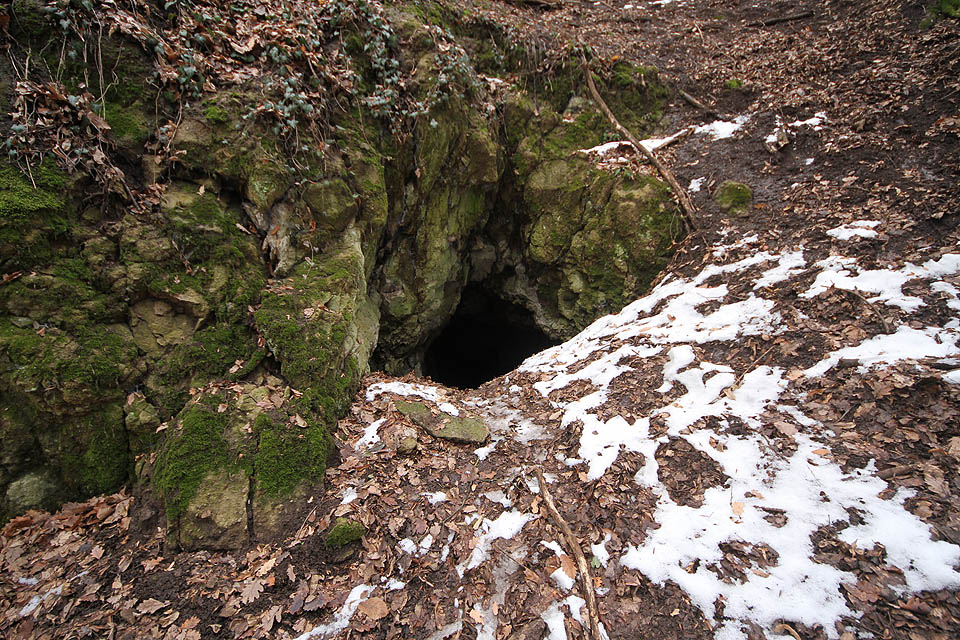 To, co vypadá jako nenápadná jeskyňka, je ve skutečnosti poslední nezasutý vchod do rozsáhlých podzemních prostor, které měly sloužit jako sklad ropných paliv a dokonce rafinérie, ukrytá před spojeneckými letadly hluboko pod zemí. Monstrózní stavu Němci nikdy nedokončili, poraženi Rudou armádou.