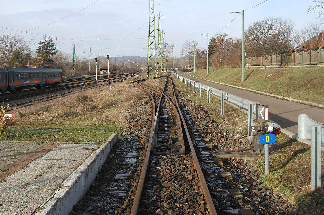 Nultým kilometrem zde začíná úzkokolejka bosenského rozchodu do Nagyírtáse, která spojovala Szob se složitým systémem lesních drah v pohoří Börzsöny.