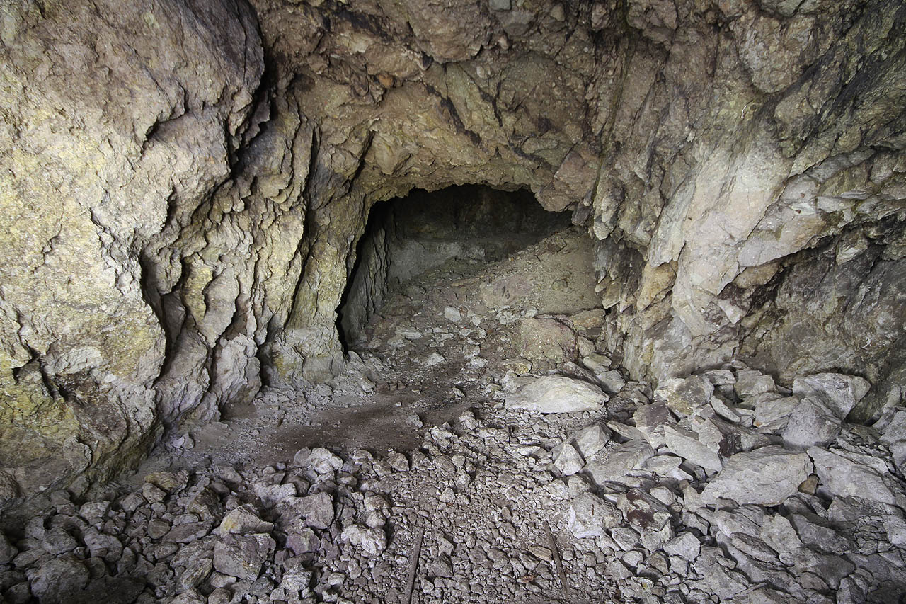 Některé chodby jsou zavalené, zpod závalů však místy vykukují úzké koleje rozchodu 600 mm. DErážka původně vedla z podzemí ven a po povrchu ještě asi 300 m k haldě na dně údolí, kam se vyvážela nepotřebná zemina.