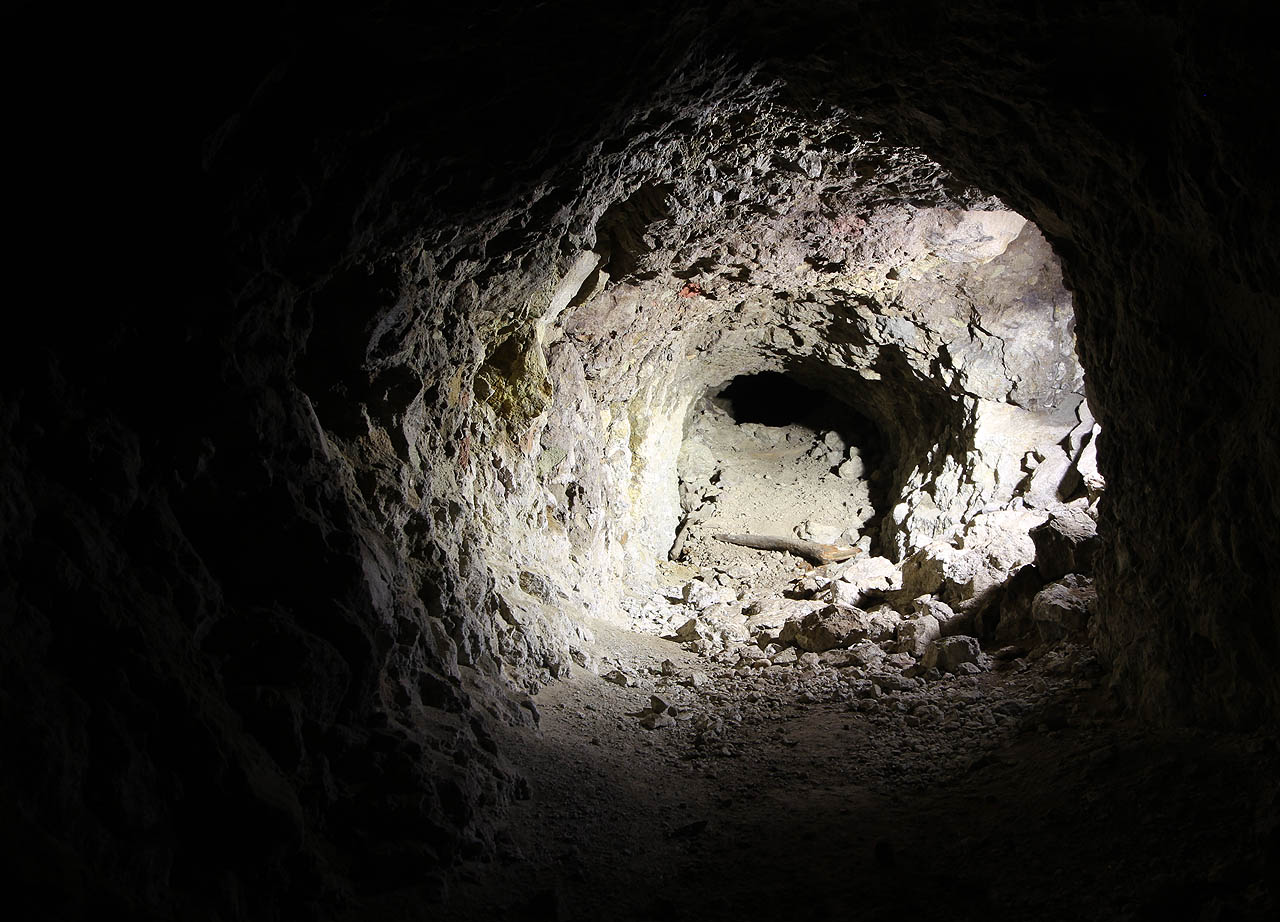 Labyrint byl tvořený navzájem propojenými rovnoběžnými chodbami, na mnoha místech se ale chodby rozšiřují v podzemní sály (obvykle nedotěžené), ve kterých se zřejmě měly nacházet nádrže nebo výrobní zařízení rafinérie.